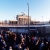 Brandenburger Tor am 1. Dezember 1989. Das Tor ist von der Ostberliner Seite bereits frei zugänglich, die offizielle Öffnung des Übergangs zum Westen am 22. Dezember steht noch bevor.